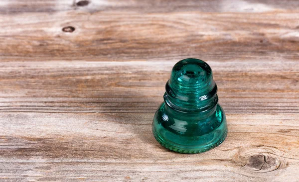 Aislante de vidrio antiguo en tableros de madera rústicos — Foto de Stock