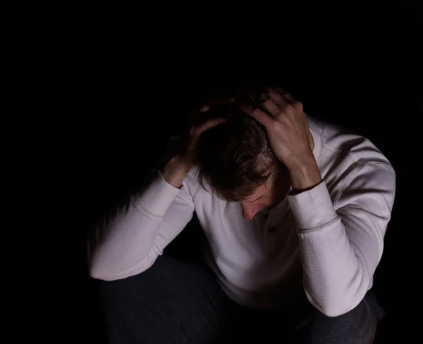 Homem mostrando depressão em fundo escuro — Fotografia de Stock