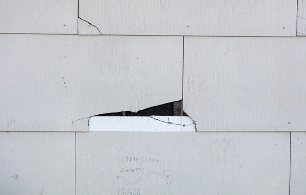 Asbestos siding cracking on home — Stock Photo, Image