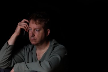 Olgun erkek arayan karanlık b bira içme sırasında düşünce lost