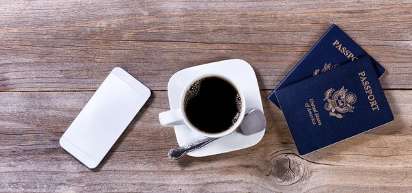 Reiseplanungsobjekte und Kaffee auf rustikalem Schreibtisch — Stockfoto