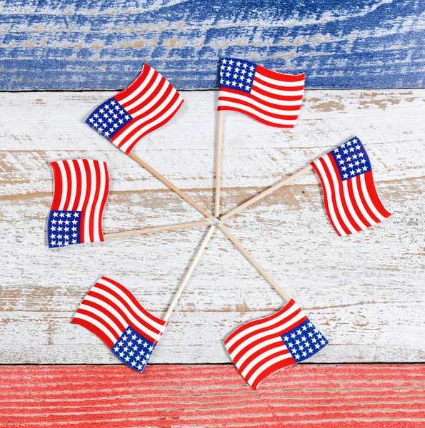 Small USA flags in pinwheel formation on rustic boards with nati — Stock Photo, Image