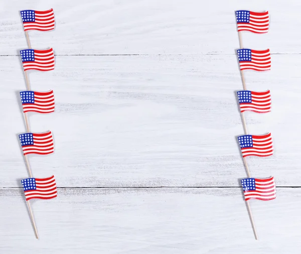 Small USA flags on each sides of white wooden boards — Stock Photo, Image
