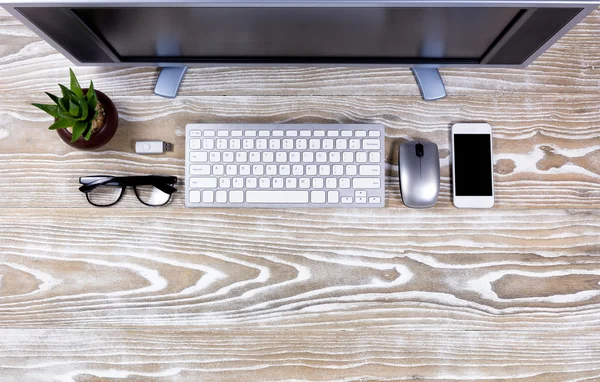 Vue du dessus du bureau organisé sur bois blanc rustique — Photo