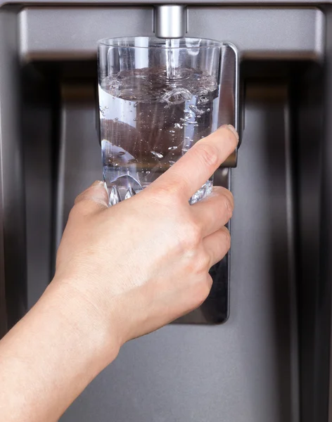 Trinkglas wird mit gefiltertem sauberem Wasser gefüllt — Stockfoto