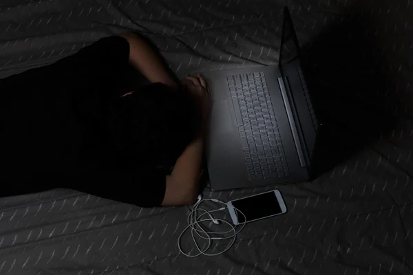 Adolescente menina adormece ao usar computador portátil durante sua ser — Fotografia de Stock