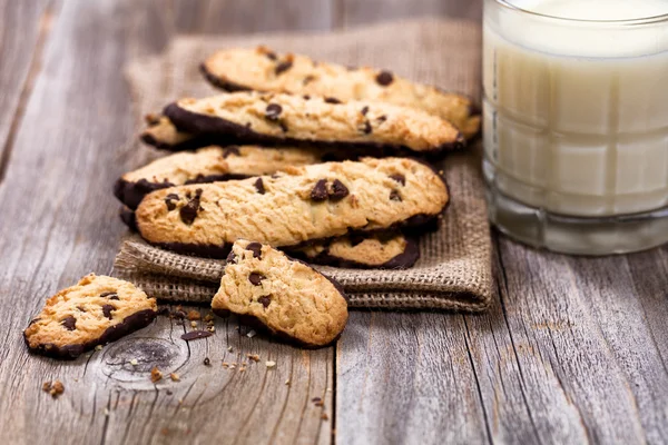 Homemade chocolate chip cookies and milk on rustic wooden boards — Stock Photo, Image