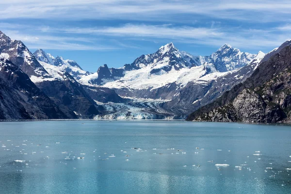 Glaciar de Alaska durante el verano que fluye en la bahía —  Fotos de Stock