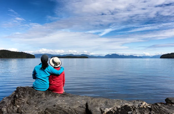 Madre e hija disfrutando de la naturaleza en el lago — Foto de Stock