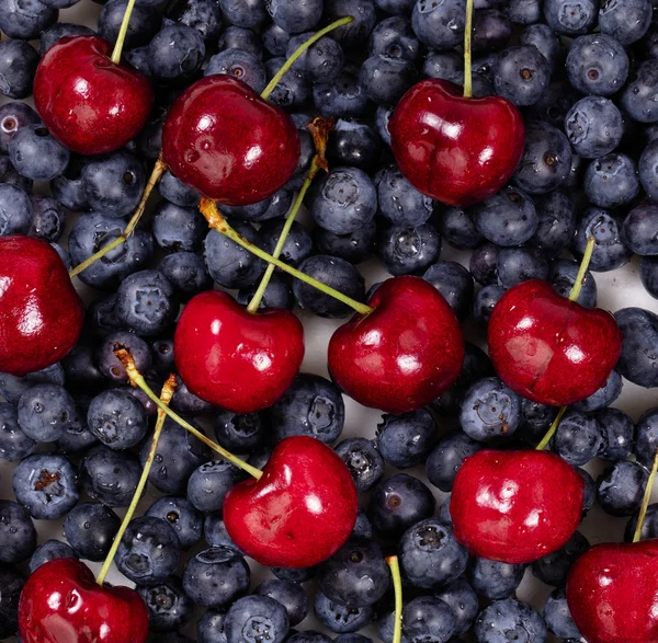 Färska blåbär och körsbär i fyllda ram-format — Stockfoto