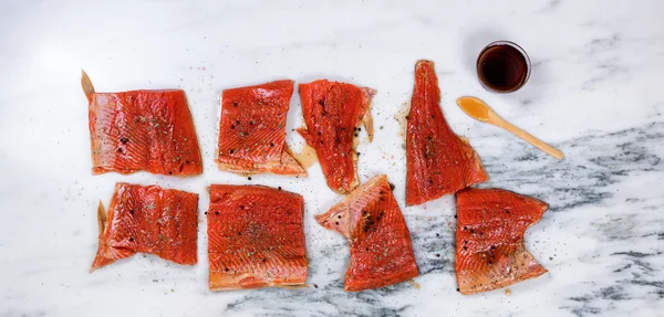 Filets de saumon crus préparés pour la cuisson à la fumée sur pierre de marbre co — Photo