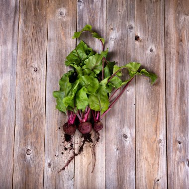 Rustik ahşap kurullarında kirli taze hasat pancar 