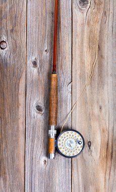 Vintage sinek rod ve reel rustik ahşap kurullarında