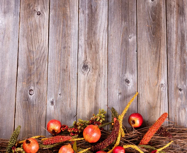 Bottom border of autumn holiday decorations on rustic wooden boa — Stock Photo, Image