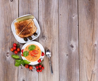 Taze kremalı domates çorbası ve sandviç Rusti'yi fesleğen yaprakları ile