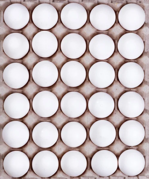 Caja de cartón llena de huevos blancos enteros frescos —  Fotos de Stock