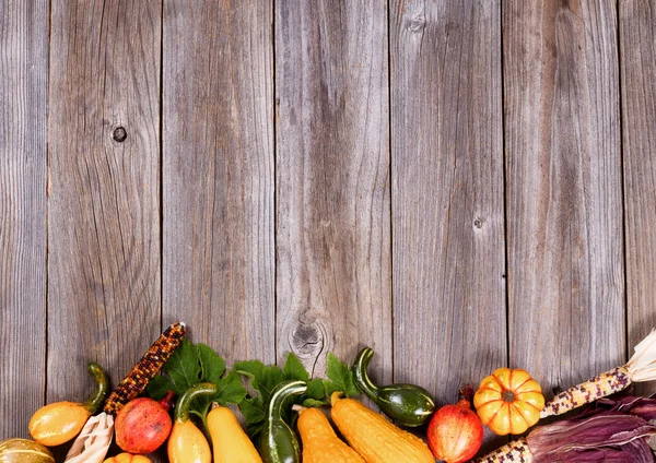 Gemischtes Herbstgemüse auf rustikalen Holzbrettern — Stockfoto