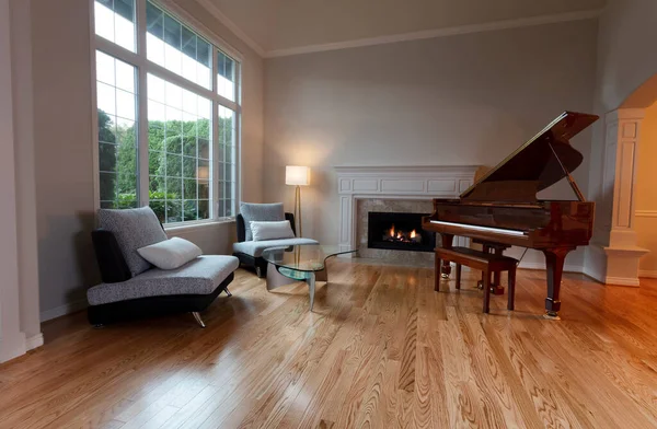 Grand Salon Récemment Rénové Avec Cheminée Lumineuse Piano Sur Parquet — Photo