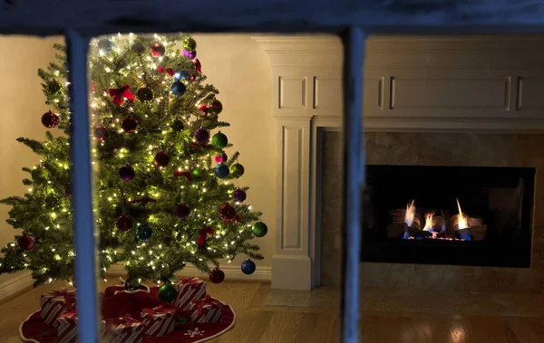 Außenfenster Blick Auf Beleuchten Weihnachtsbaum Und Glühenden Kamin Der Nacht — Stockfoto