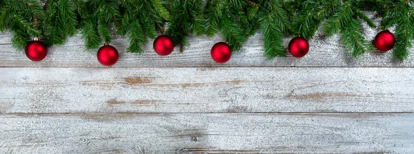 Confine Rami Sempreverdi Con Ornamenti Palla Rossa Natale Capodanno Sfondo — Foto Stock