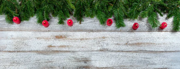 Fronteira Galhos Evergreen Queimando Decorações Vela Vermelha Para Natal Ano — Fotografia de Stock