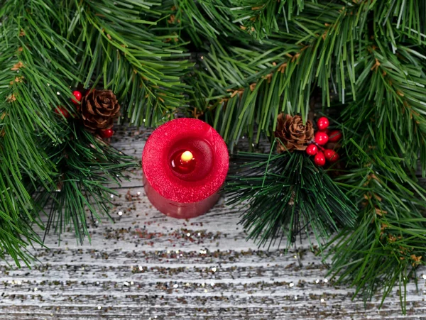 Yakından Bakınca Kozalaklı Kırmızı Böğürtlenli Yanan Bir Mumun Noel Mevsimi — Stok fotoğraf