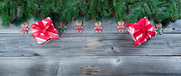 Natal Rústico Fundo Madeira Natural Com Galhos Evergreen Figuras Biscoito — Fotografia de Stock