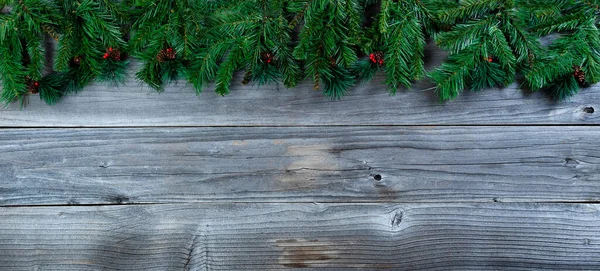 常緑樹の枝を持つクリスマス素朴な自然の木の背景 — ストック写真