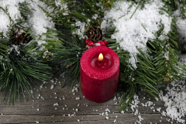 Primer Plano Brillante Vela Roja Rodeada Ramas Abeto Cubiertas Nieve —  Fotos de Stock