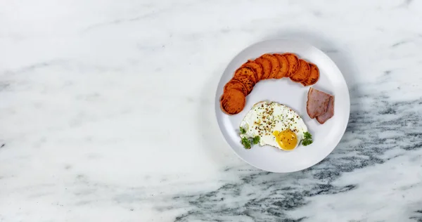 Świeże Śniadanie Składające Się Zdrowych Słodkich Ziemniaków Jajek Smażonej Szynki — Zdjęcie stockowe