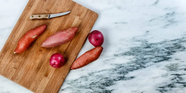 Frisches Bio Gemüse Aus Kartoffeln Auf Marmorstein Mit Schneidebrett — Stockfoto