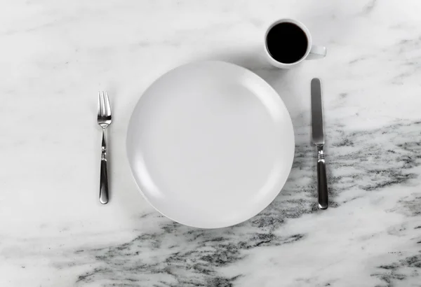 コーヒードリンクに加え きれいなプレート ナイフと大理石のテーブルの上にフォークで夕食の設定 — ストック写真