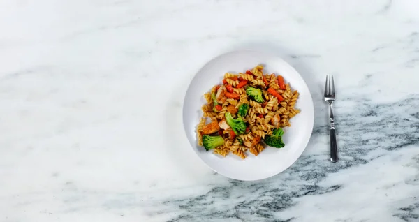 健康的な野菜や麺に加えて 食べる道具としてフォークでいっぱいのディナープレート — ストック写真