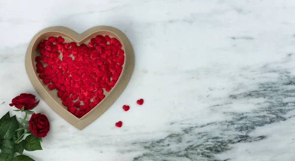 Šťastný Valentýn Krásnou Červenou Růží Květiny Velké Srdce Tvaru Dárkové — Stock fotografie