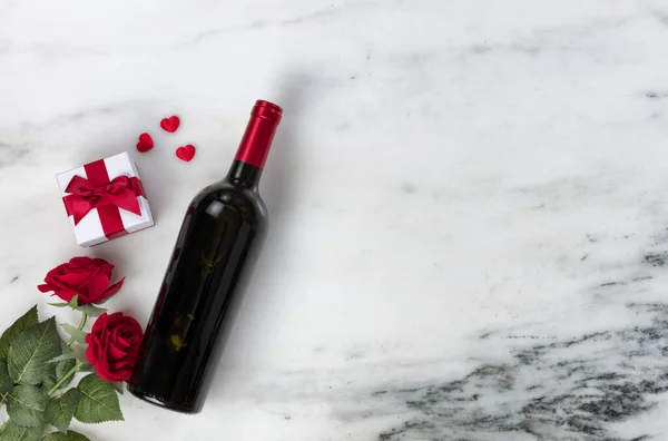 Gelukkige Valentijnsdag Met Mooie Rozenbloemen Rode Wijnfles Geschenkdoos Natuurmarmeren Steen — Stockfoto