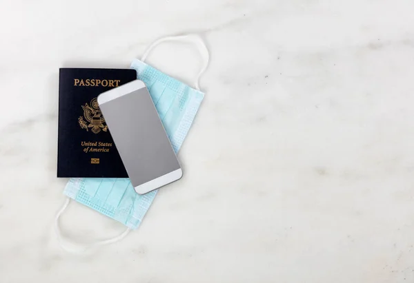 在使用美国护照 智能手机和个人口罩的大流行病期间旅行 — 图库照片