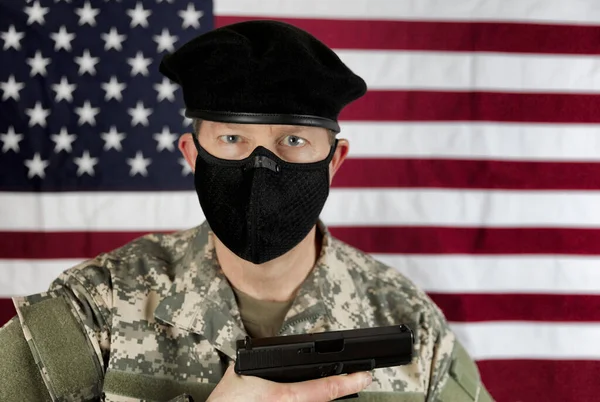 头戴口罩的武装美国士兵 以保护大脑皮层病毒 — 图库照片