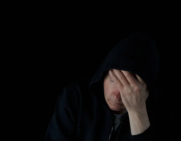 Depresivní Dospělý Muž Drží Čelo Tmě Zatímco Oblečený Černém Svetru — Stock fotografie