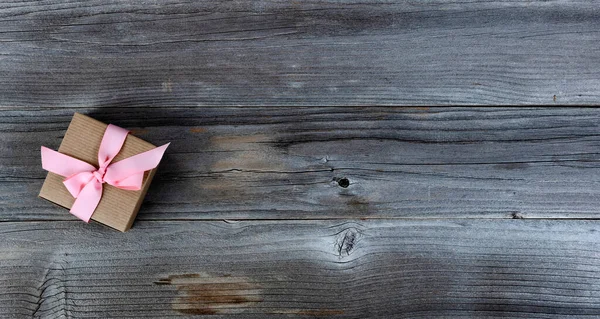 Vista Aerea Della Scatola Regalo Con Nastro Rosa Legno Rustico — Foto Stock