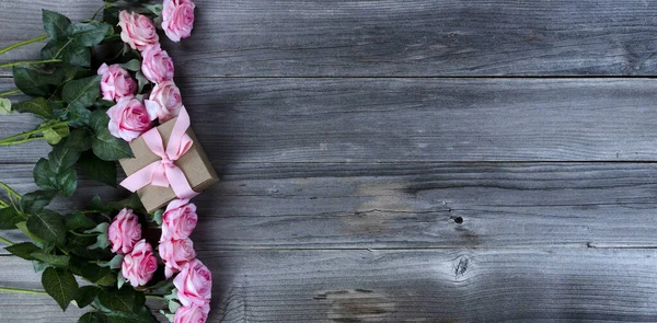 Ανοιχτό Ροζ Τριαντάφυλλα Και Giftbox Ρουστίκ Ξύλινες Σανίδες Για Την — Φωτογραφία Αρχείου
