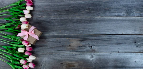 Hellrosa Tulpenblüten Und Eine Geschenkbox Auf Rustikalen Holzbrettern Zum Muttertag — Stockfoto