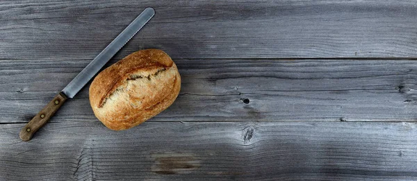 Widok Góry Domowej Roboty Bochenek Chleba Nożem Tnącym Drewnianych Deskach — Zdjęcie stockowe