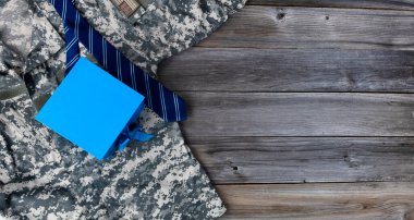 Askeri üniformalı mavi kravat artı Babalar Günü için hediye kutusu. 