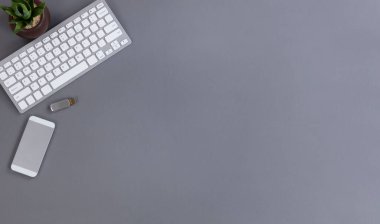 İş veya okul konsepti için akıllı telefon, bilgisayar klavyesi ve veri başparmak sürücüsü gibi kablosuz mobil çalışma aygıtları  