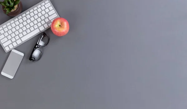 学校や職場に戻るデスクトップ上のリンゴの実と無線技術と概念 — ストック写真