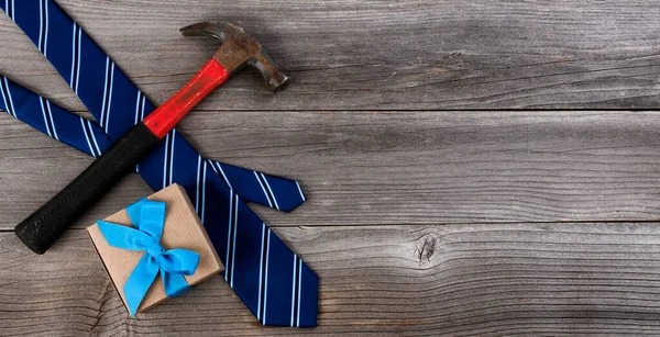 Vatertagskonzept Mit Blauer Krawatte Hammer Und Geschenkbox Auf Rustikalem Holzgrund — Stockfoto