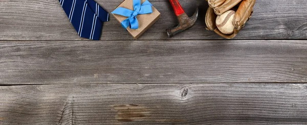 Vatertagskleid Mit Blauer Krawatte Hammer Baseballutensilien Und Einer Geschenkschachtel Auf — Stockfoto