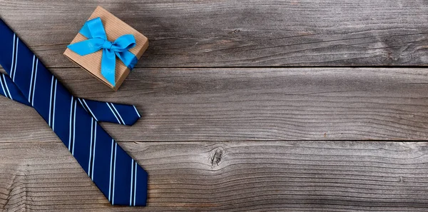 フラットレイアウト形式で素朴な木製の背景に青いドレスタイとギフトボックスと父の日の概念 — ストック写真