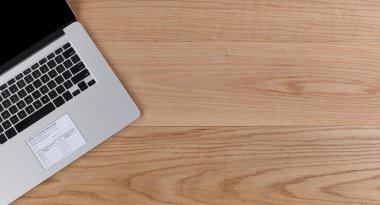 Bilgisayarın üstüne Covid 19 aşı kayıt kartı yerleştirilmiş bir masaüstü bilgisayarı. Covid 19 koronavirüs salgınında kullanım kaydı 