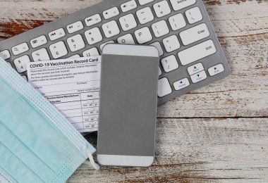 Beyaz ahşap masaüstü ortamında işe dönmek için Covid 19 aşı rekorları kırın. Covid 19 koronavirüs salgınında kullanım kaydı 